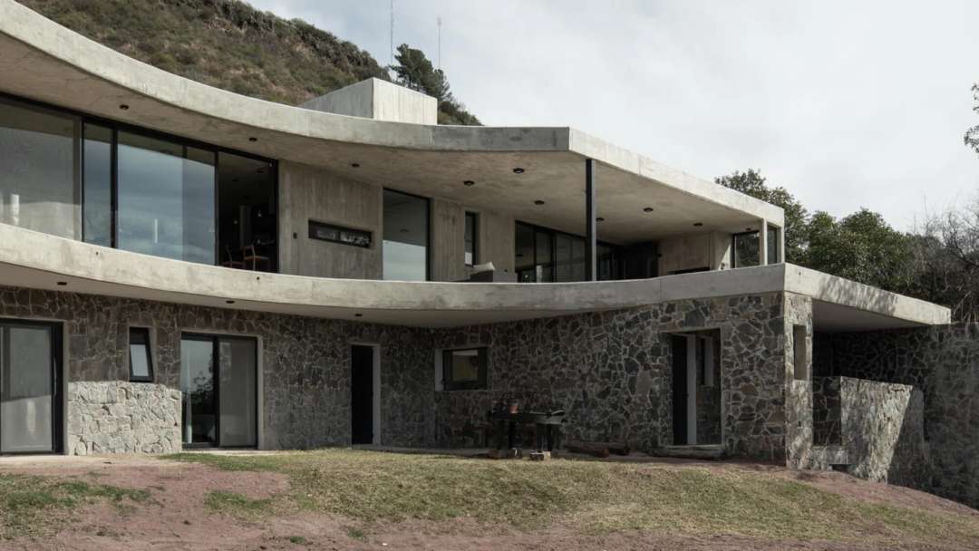 Habitar la Pirca: Una Oda al Paisaje Cordobés y la Memoria de la Piedra