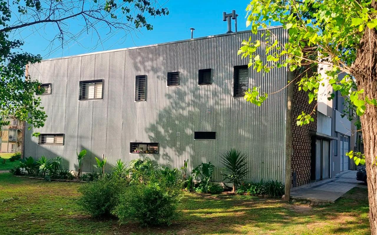 Casa de ladrillo y chapa