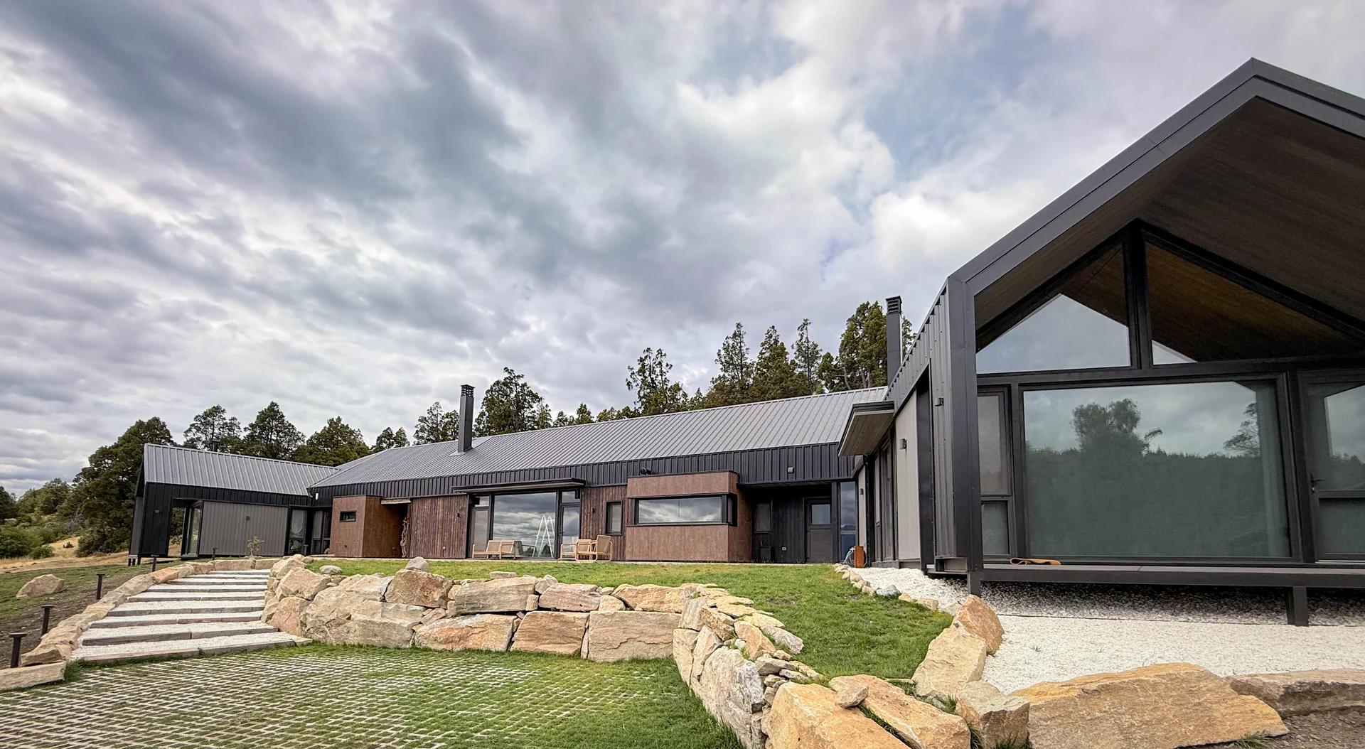 Entre Cipreses y Cordillera: La Poética Sostenible de Casa Bagillt en la Patagonia