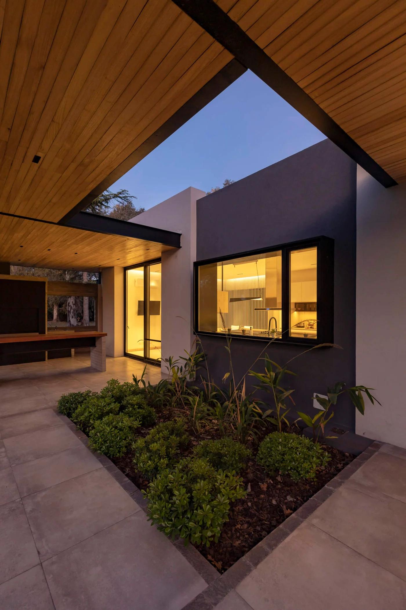 Casa Tetris: Arquitectura que Fusiona con la Naturaleza en Club de Campo Los Pingüinos