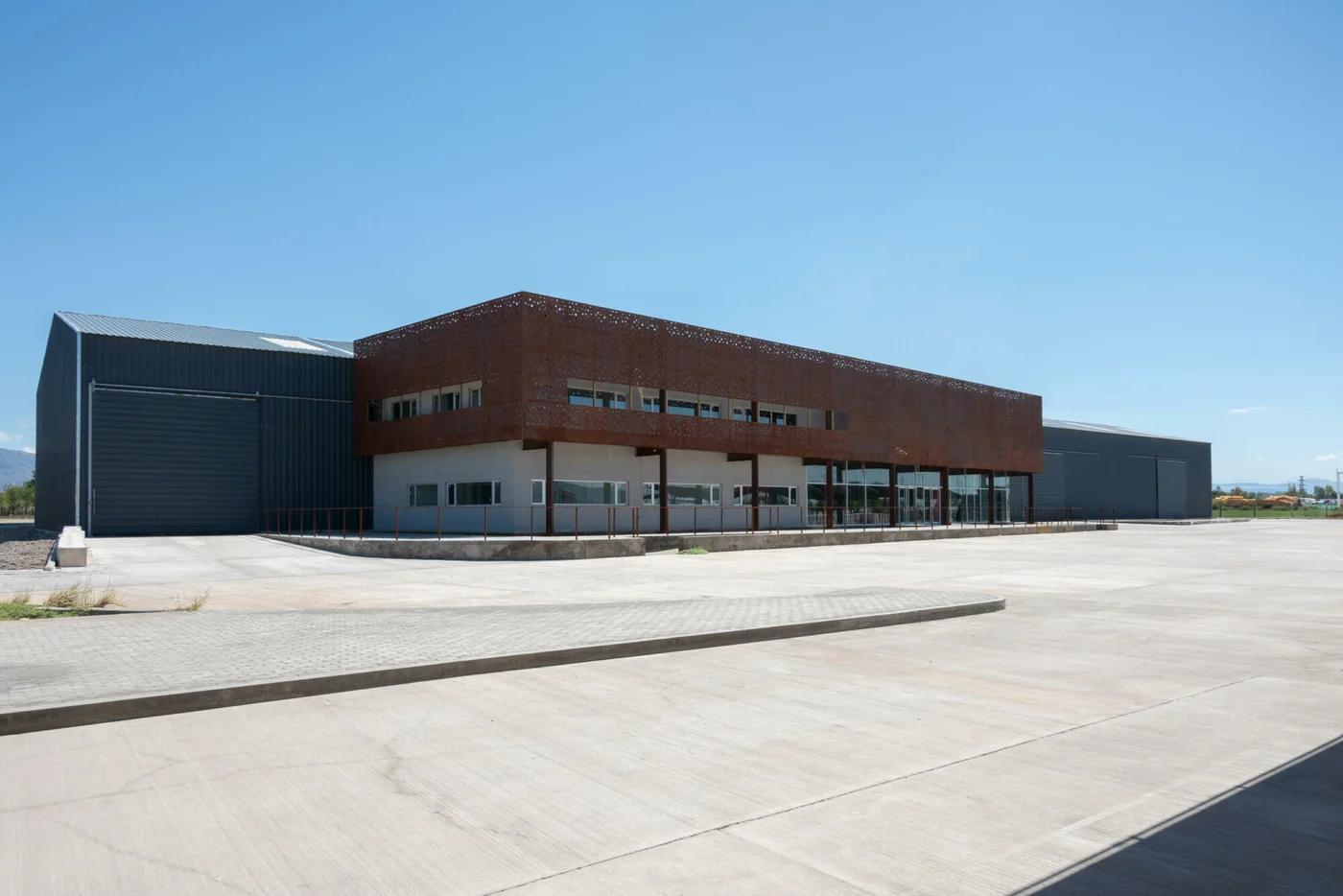 La Junta: Sinergia Industrial y Arquitectura Bioclimática en el Acceso Sur de San Juan