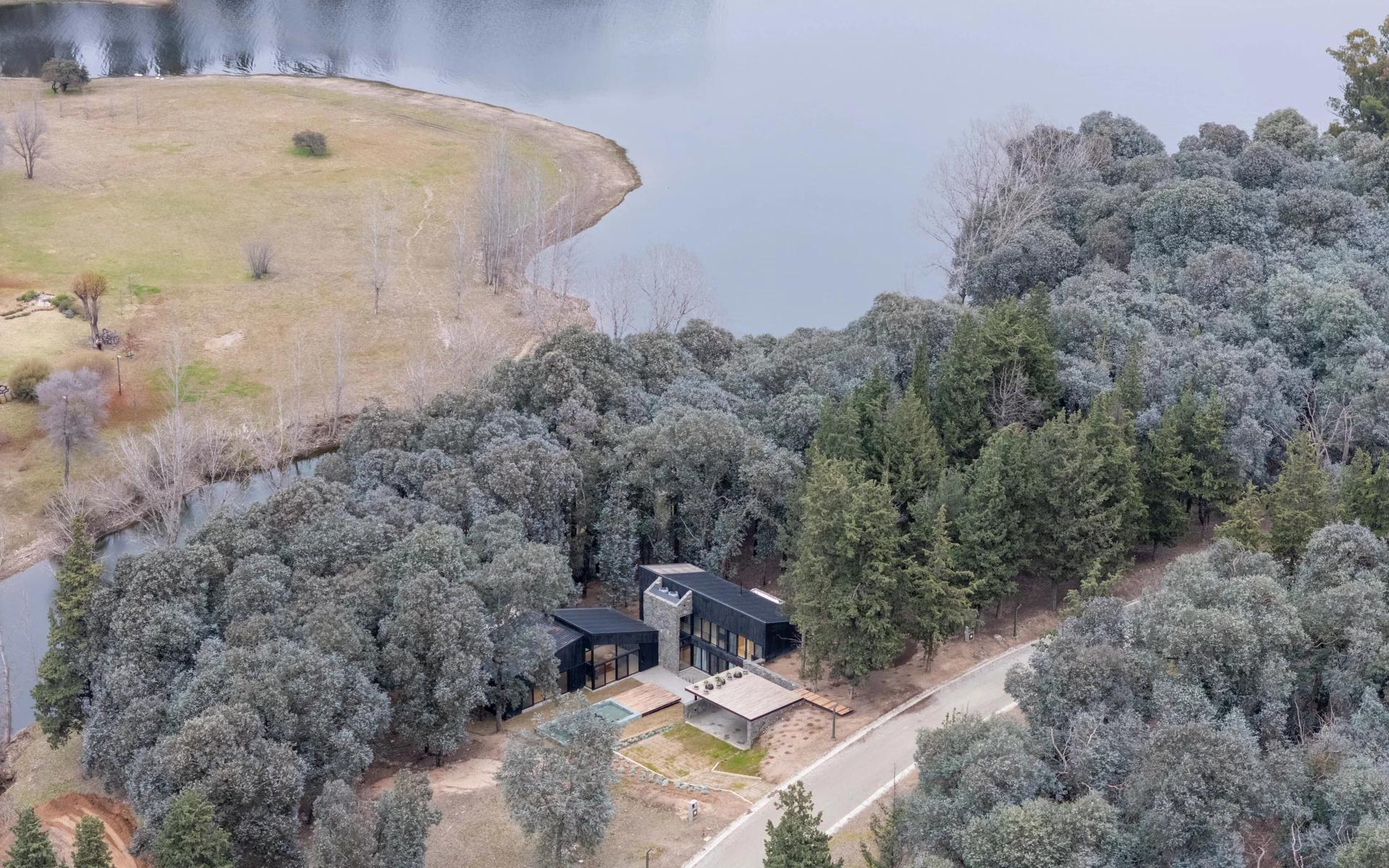 La Negrita: Refugio Negro y Bioclimático a la Vera del Lago Los Molinos