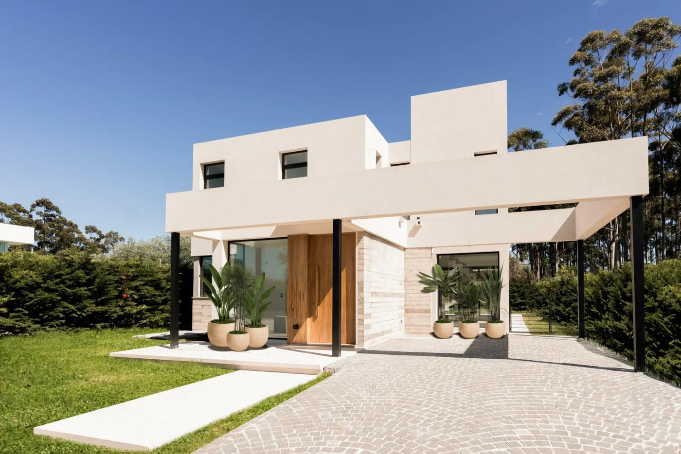 Refugios de Luz y Materia: El habitar cálido de Julieta Wolcan en Villa el Tala