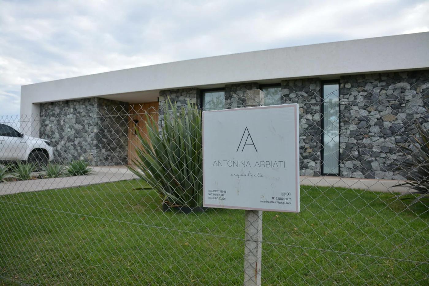Casa A+N: Una Síntesis de Materia, Luz y Paisaje en City Bell