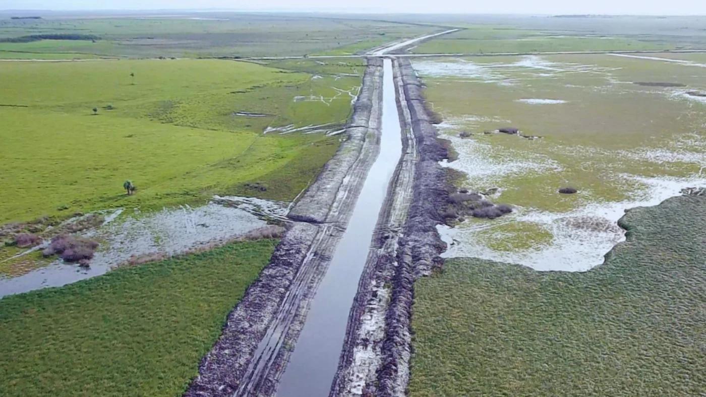 Avanza la obra para regular el sistema hídrico en los Bañados de Rocha
