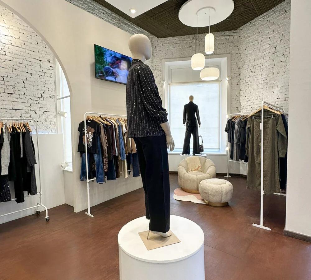Las Ramonas - Belaria: Local de indumentaria y taller en esquina histórica - Foto 5