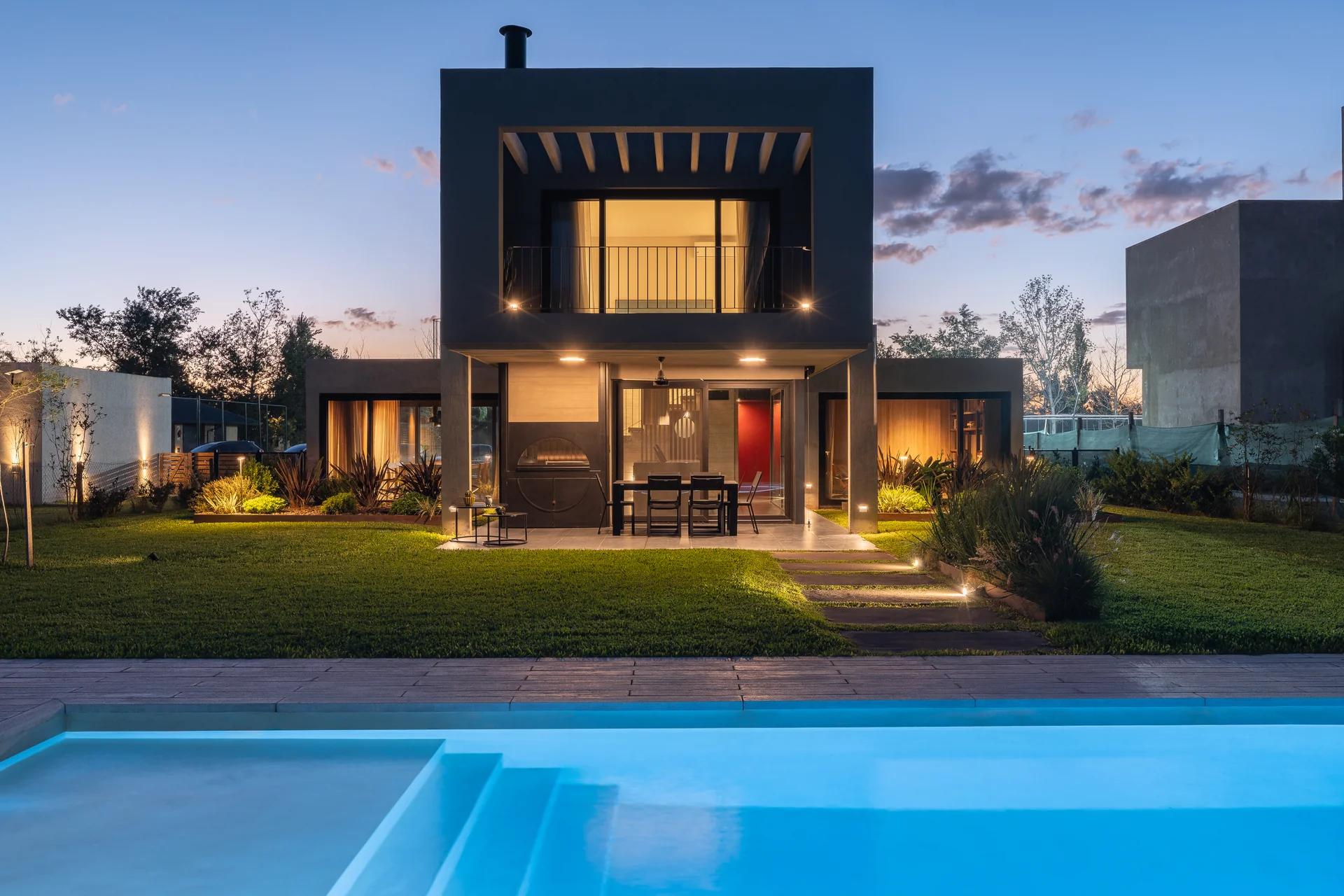 Casa T: Geometría Eficiente y la Ilusión del Aislamiento Urbano