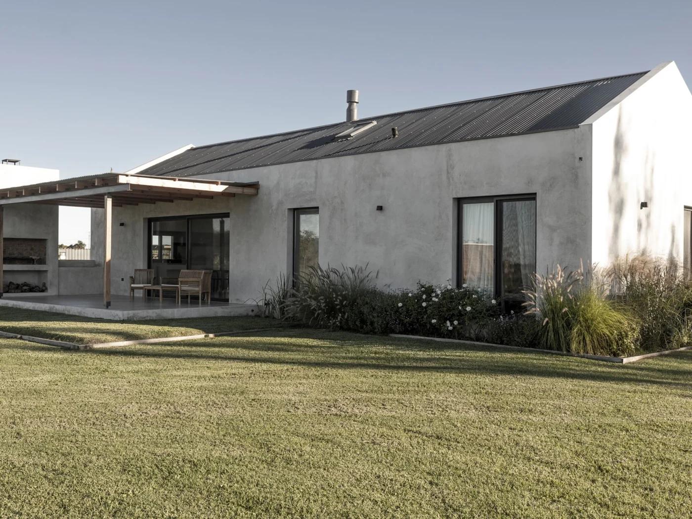 Casa Don Chiviro en San Antonio de Areco reinterpreta el galpón pampeano frente al Parque Criollo