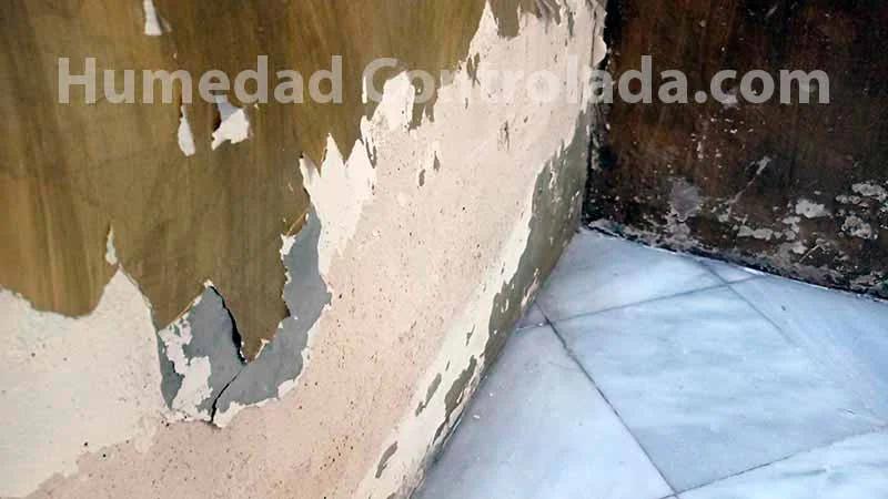 El método de un albañil para reparar paredes con humedad de cimientos