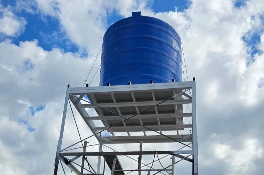 En El Volcán avanzan las instalaciones sanitarias y de agua de 30 viviendas provinciales