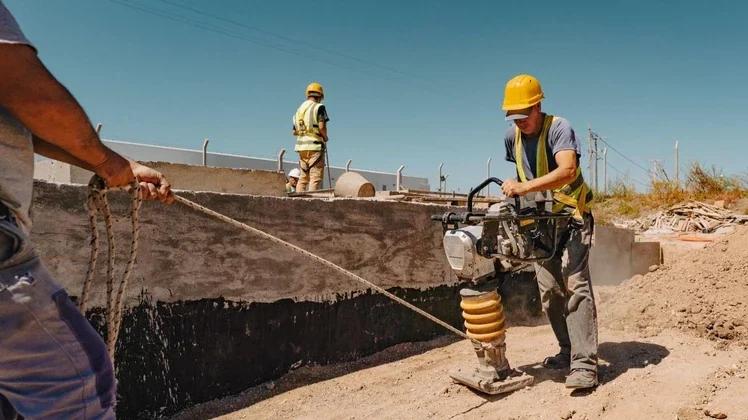 Escasez de mano de obra calificada impulsa los salarios en la construcción en Argentina