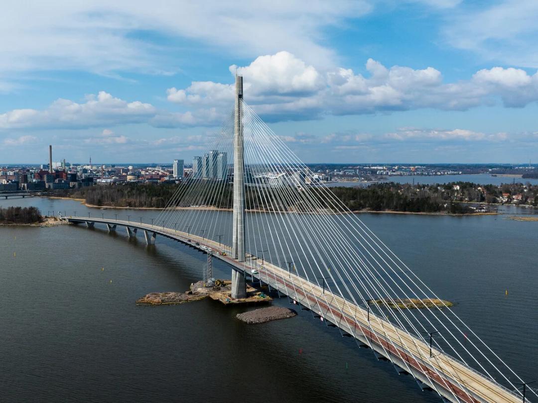 Helsinki inaugura el puente multimodal peatonal más largo del mundo: 1.190 metros sin vehículos particulares