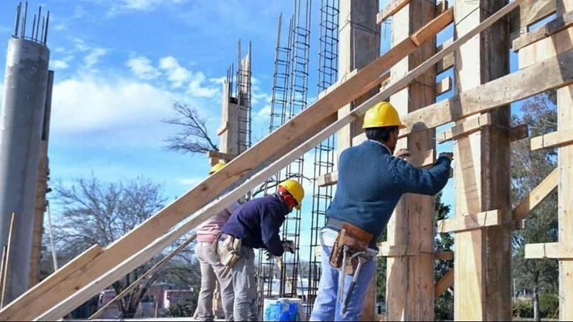La construcción registró una caída de 4,6% respecto de junio, según el Indec
