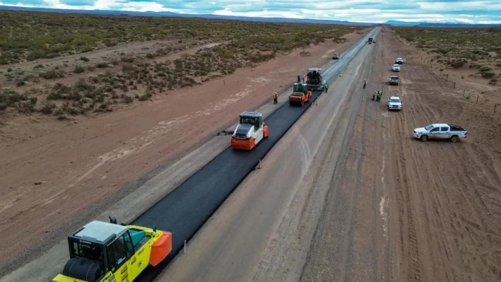 Avanza la pavimentación de la ruta provincial 7 en Neuquén: firman contrato para el segundo tramo y anuncian licitación del tercero
