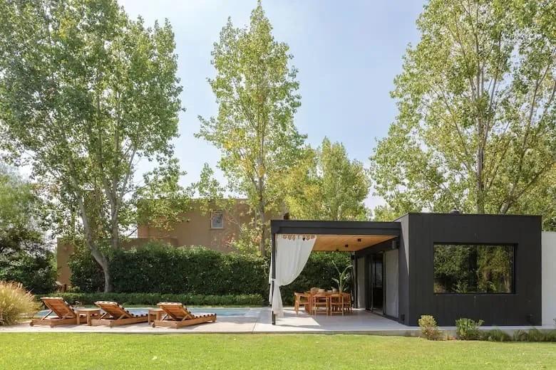 Pérgolas para jardín: cinco alternativas en madera, metal, WPC y policarbonato