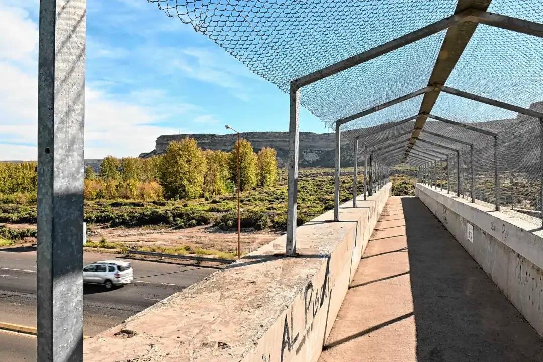 Tres puentes peatonales en estado crítico sobre la Ruta 22 en Villa Regina requieren intervención urgente