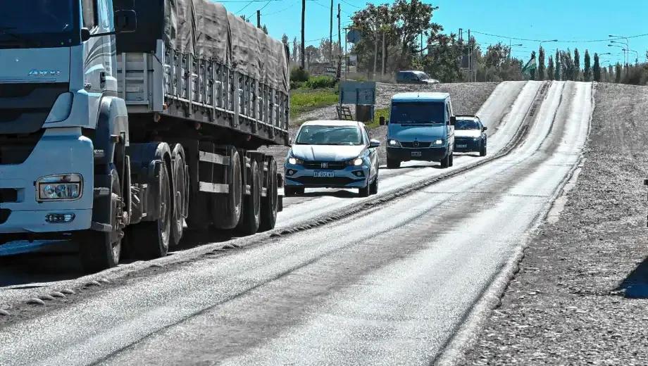 Vialidad Nacional avanza con 5.000 toneladas de asfalto para reparar 41 km de la Ruta 151