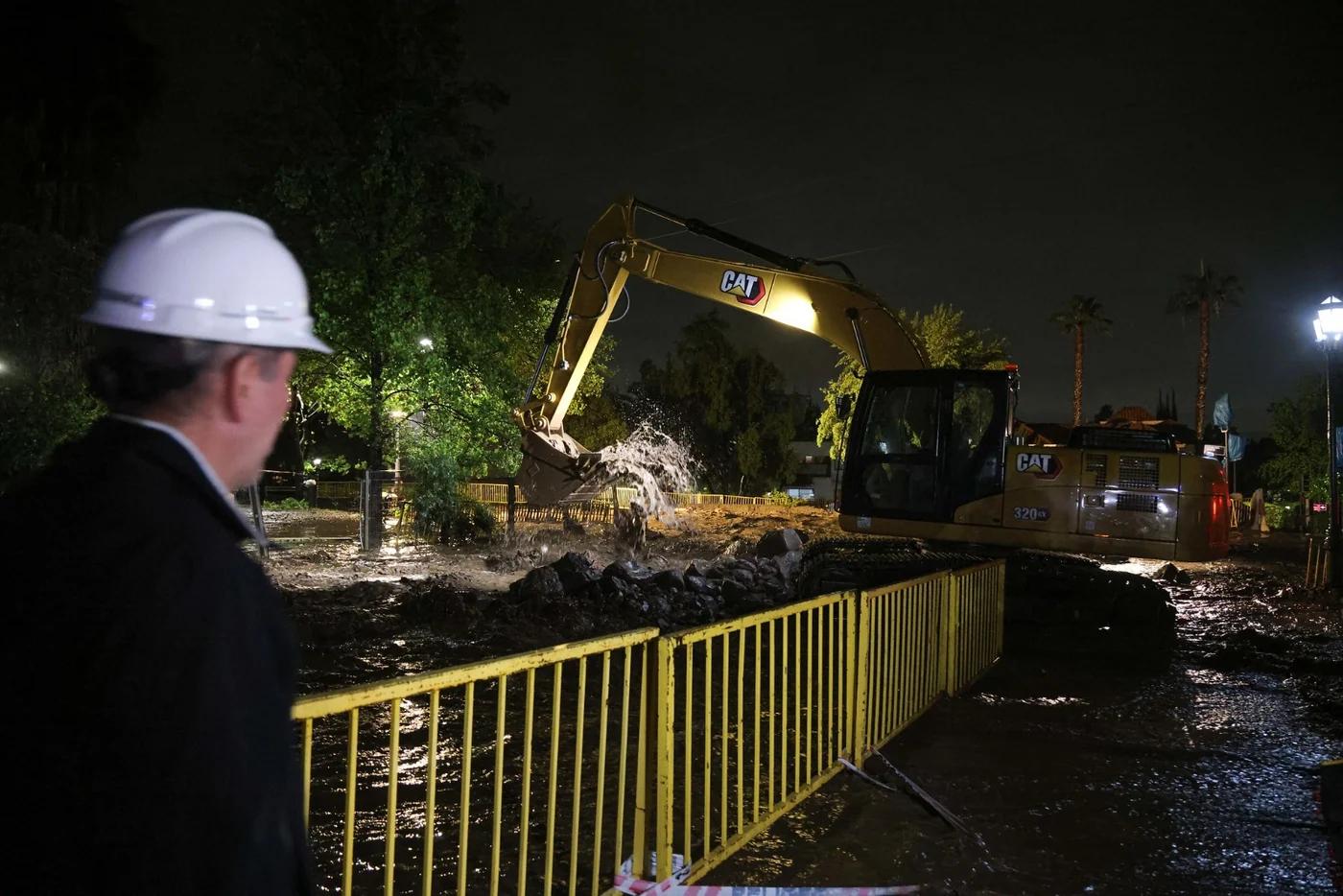 Biministro Louis de Grange monitorea quebradas de Peñalolén y Las Condes tras lluvias intensas