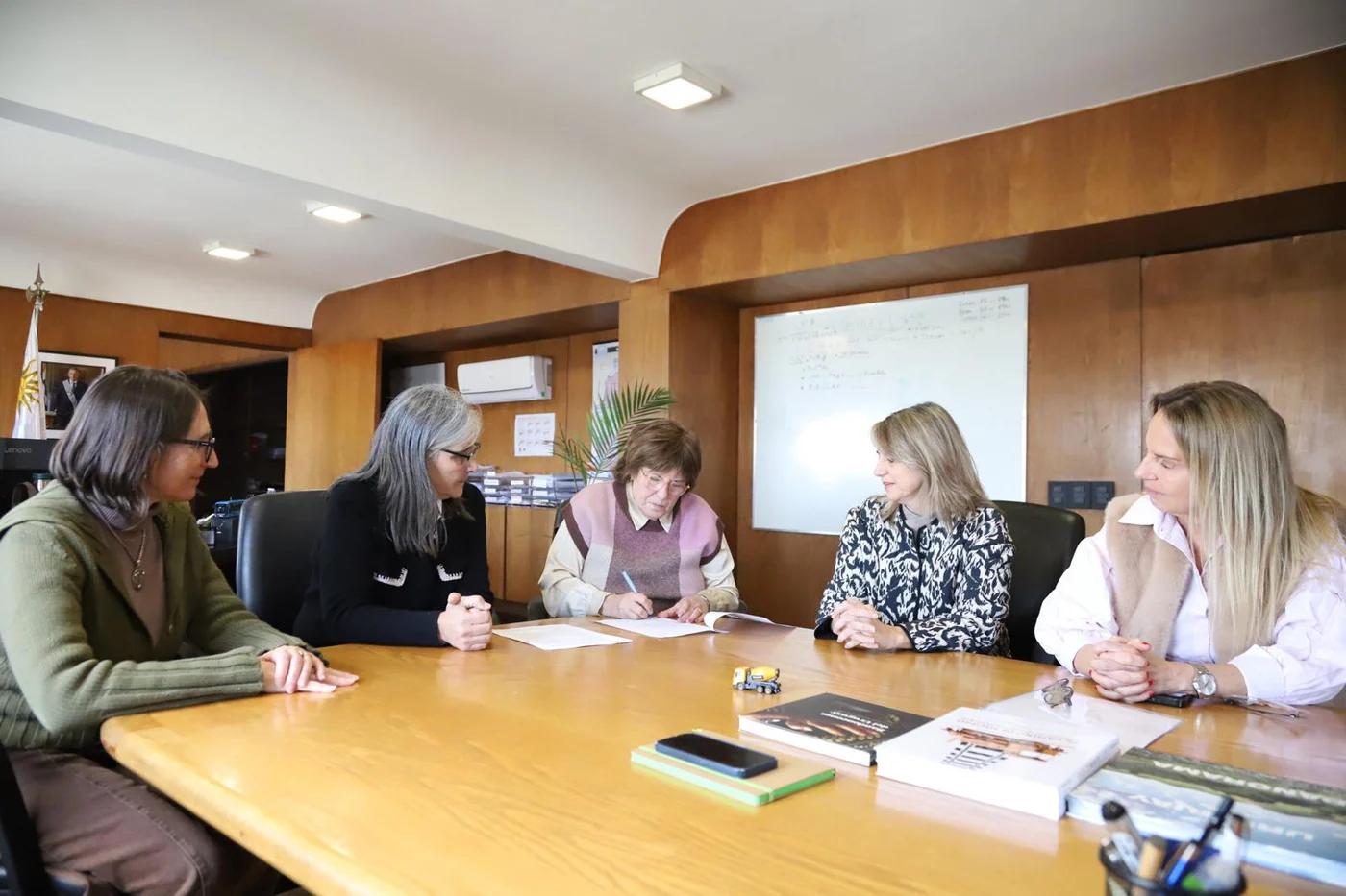 Ministerio de Transporte y Obras Públicas firma acuerdo para potenciar la inversión y el empleo