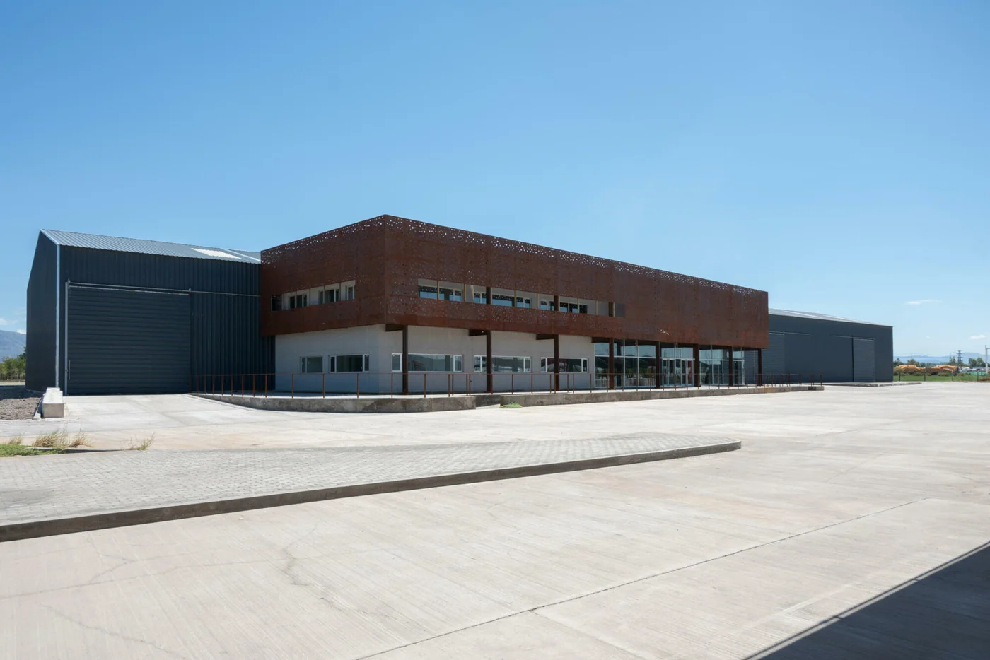 La Junta: Sinergia Industrial y Arquitectura Bioclimática en el Acceso Sur de San Juan