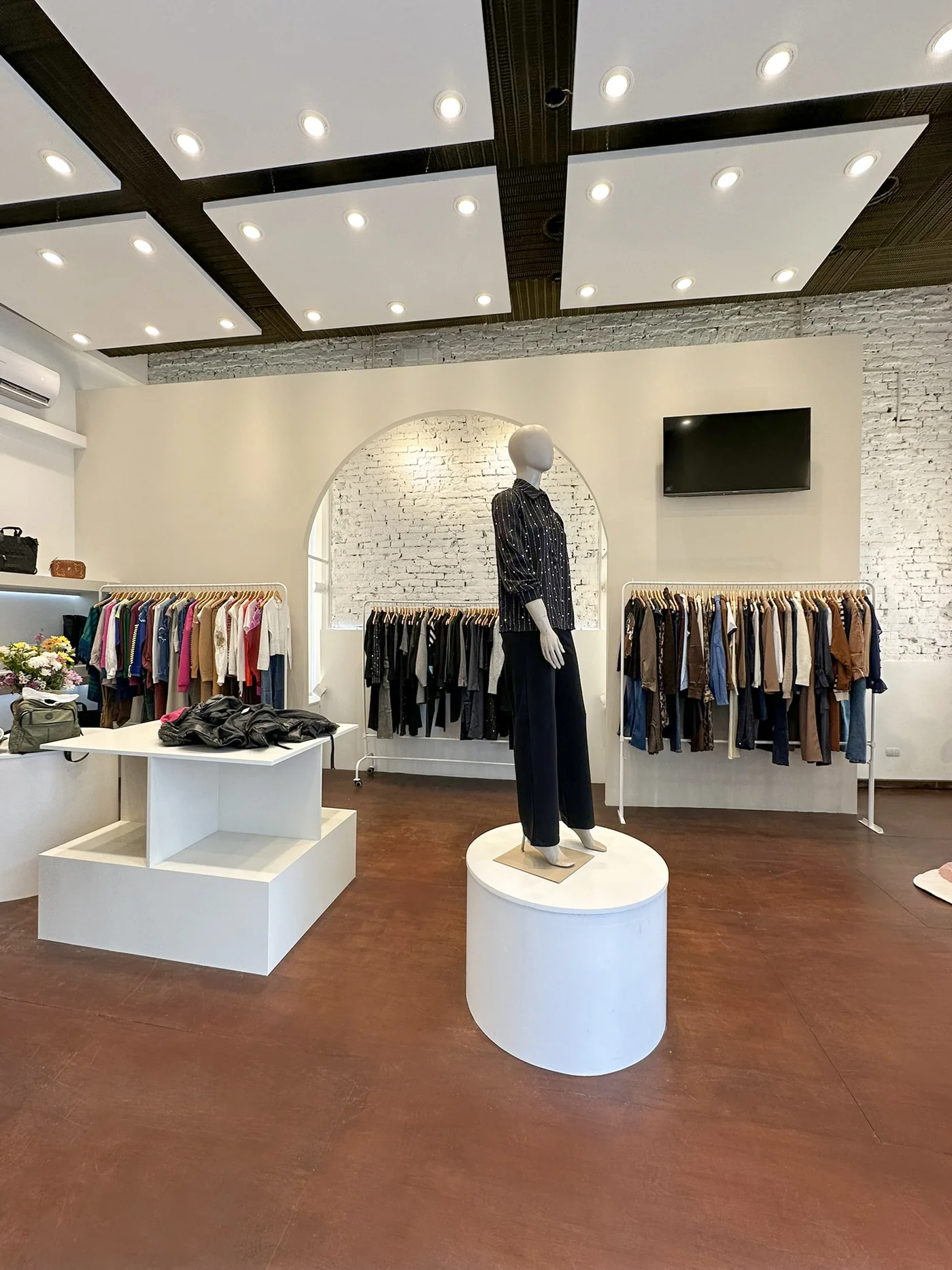 Las Ramonas — Belaria: un manifiesto de arcos y curvas en una esquina histórica de Pergamino