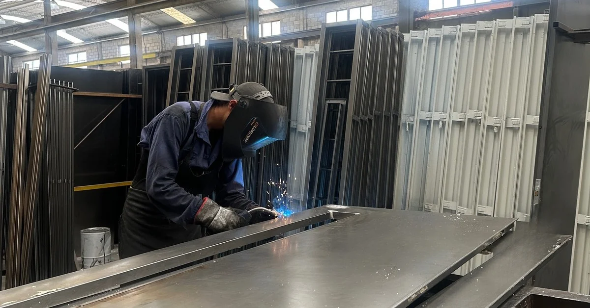 Trabajador de Atex realizando una operación de soldadura sobre una abertura de chapa.