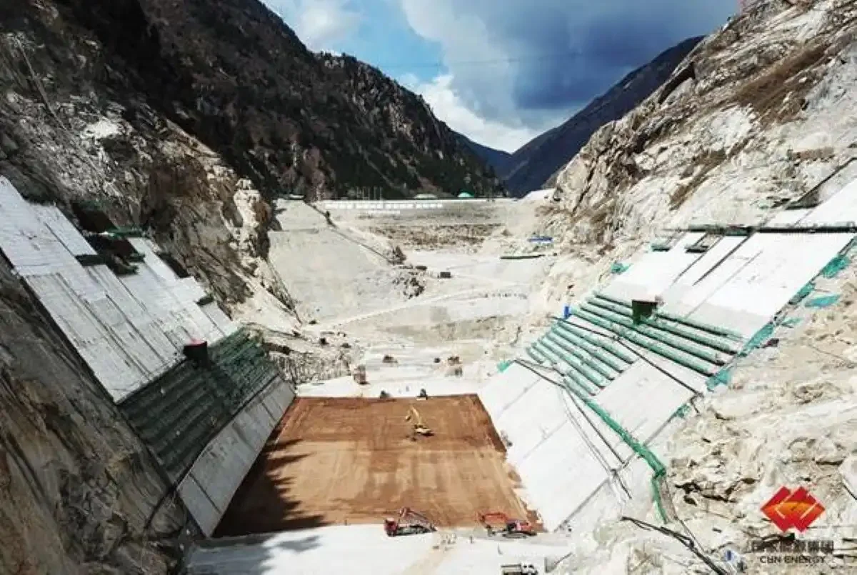 China usa 27 espejos gigantes para descongelar el suelo en la construcción de una megapresa en Sichuan