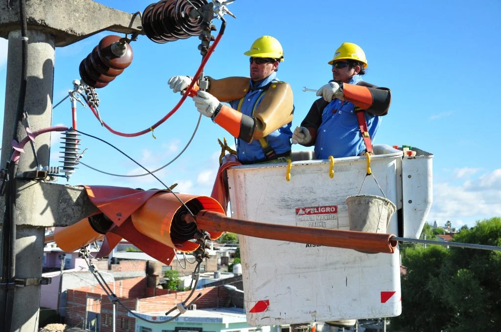 Colón renueva el tendido eléctrico de la Escuela Agrotécnica para asegurar áreas críticas