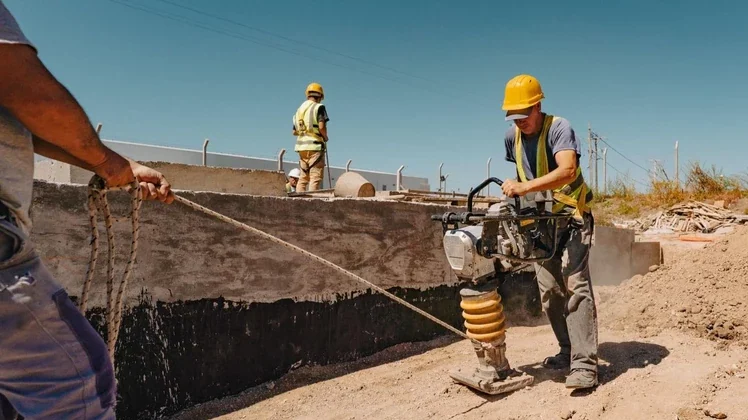 Escasez de mano de obra calificada impulsa los salarios en la construcción en Argentina