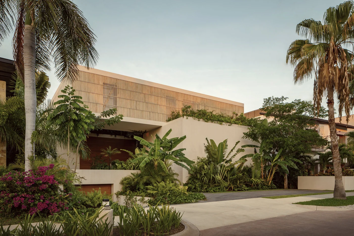 Residencia PUKKUN en Cancún: innovación en vivienda suburbana para clima tropical