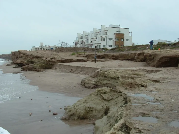 Retroceso de playas bonaerenses: erosión, obras costeras y riesgo urbano-ambiental