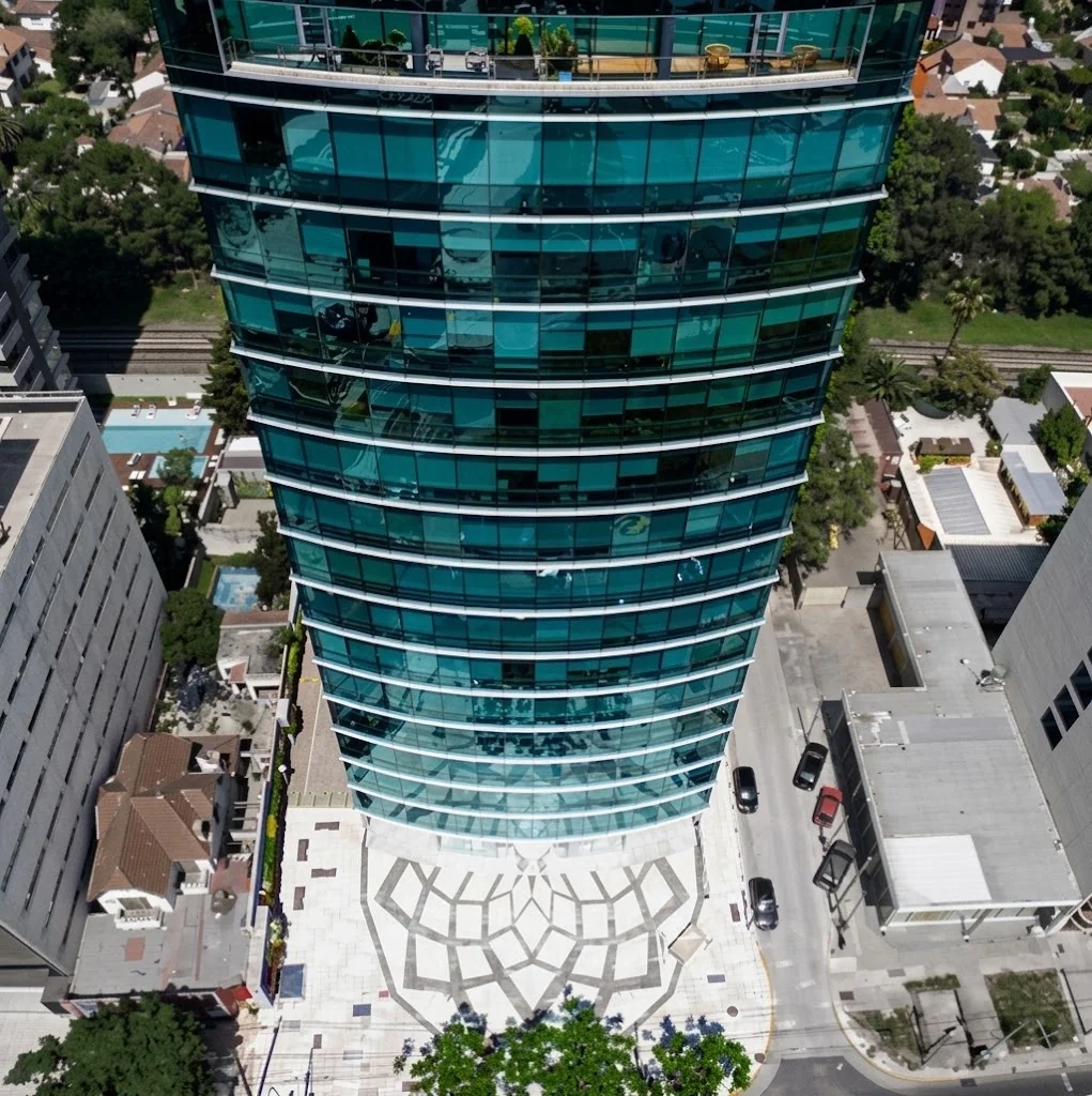 Vista elevada de la fachada curva del edificio de oficinas PROA en Vicente López.