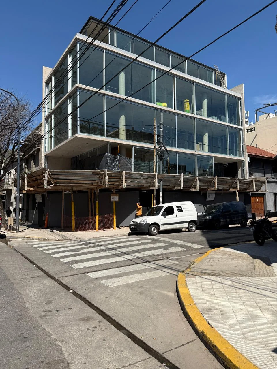 Obra residencial en Belgrano, de Agustín San Juan, con losas y voladizos de hormigón visibles.