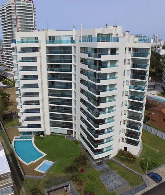 Torre O, Parada 7 de Playa Brava, Punta del Este, Uruguay. Luces de 8 m.