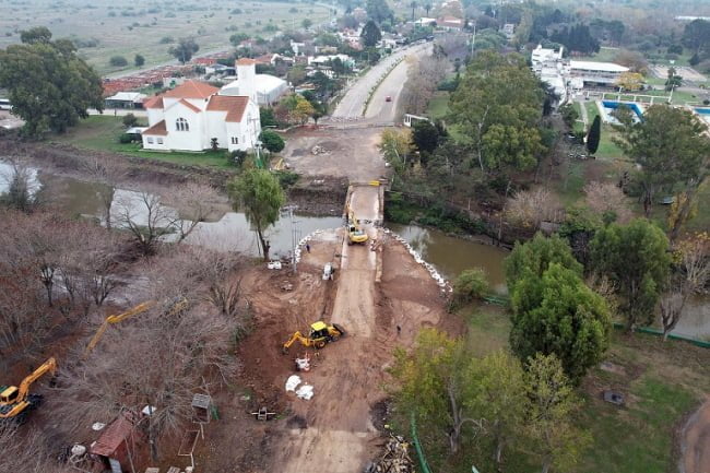 Realizan importantes obras de reemplazo del puente sobre el arroyo La Guardia en Ensenada