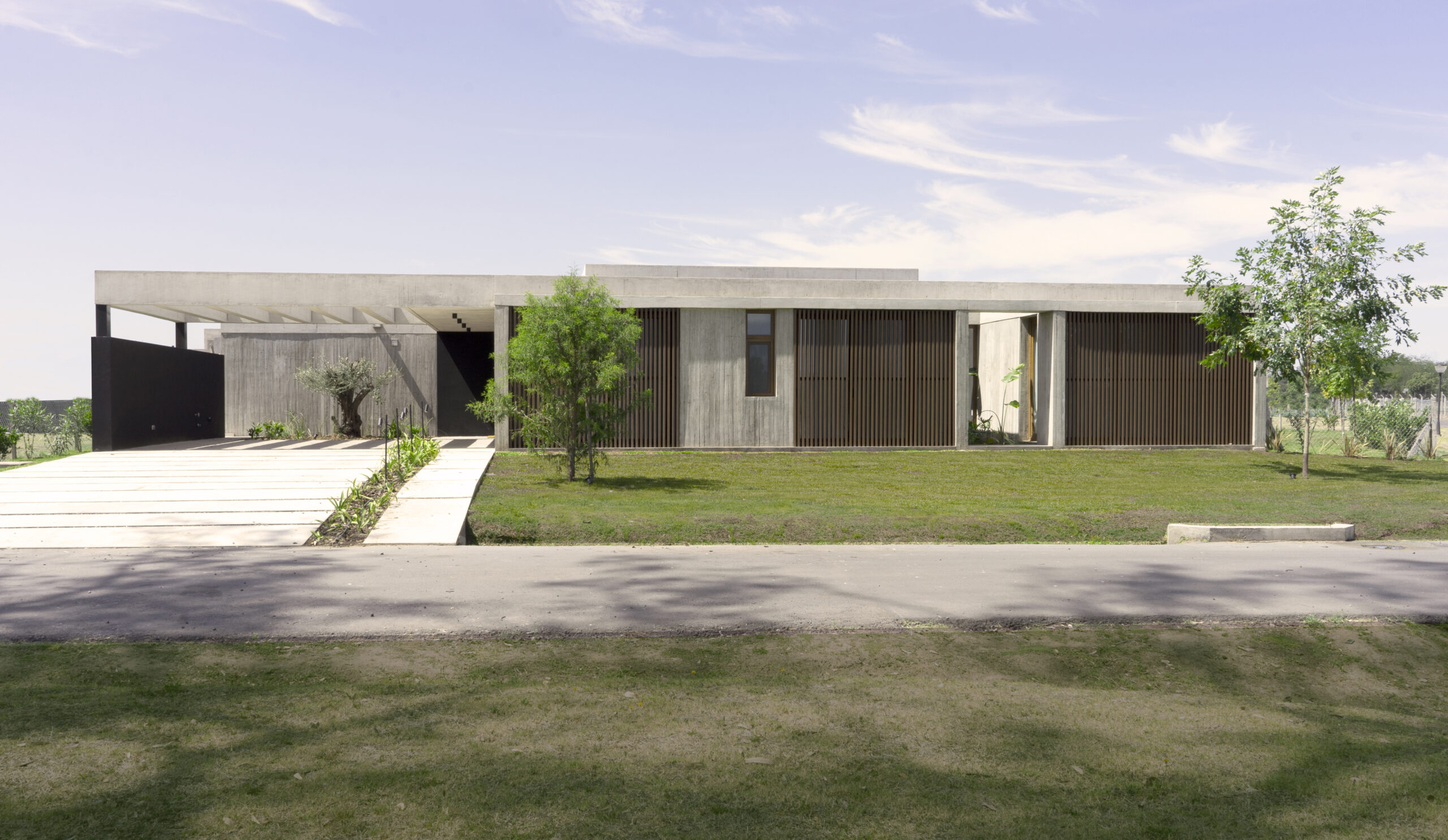 Casa Prados del Oeste: Diseño Arquitectónico Integrado con la Naturaleza