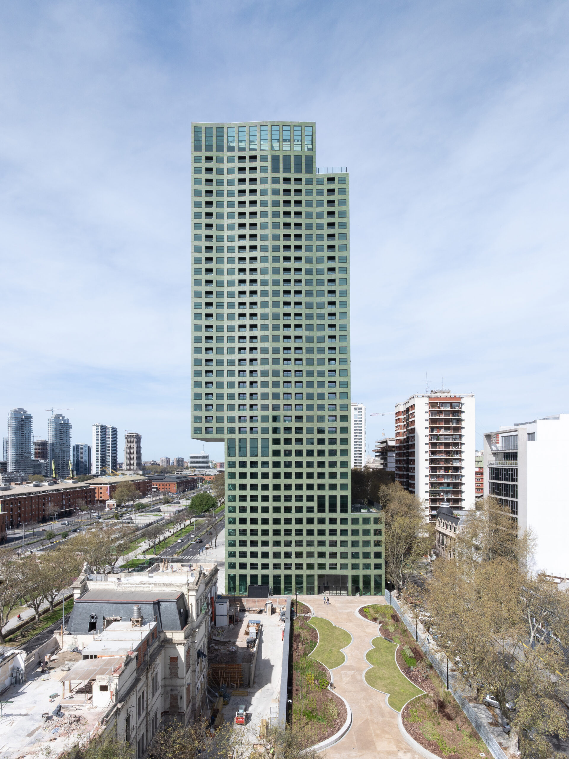 Torre Huergo 475: Una articulación de hormigón y paisaje entre dos tiempos de Buenos Aires
