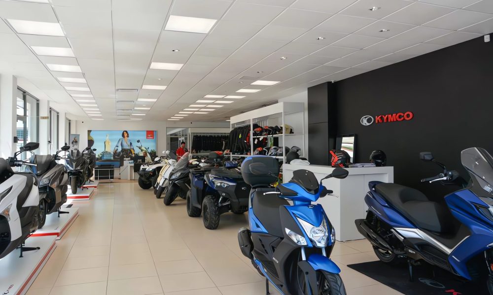 Diseño Integrado y Moderno: Nuevo Concesionario Kymco y Oficinas para Grupo Resonancias en Rosario