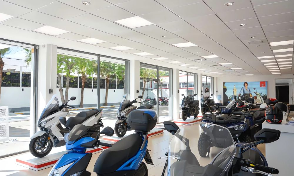 Diseño Integrado y Moderno: Nuevo Concesionario Kymco y Oficinas para Grupo Resonancias en Rosario