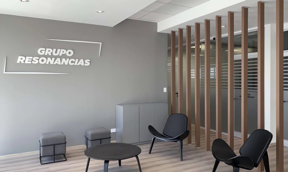 Diseño Integrado y Moderno: Nuevo Concesionario Kymco y Oficinas para Grupo Resonancias en Rosario