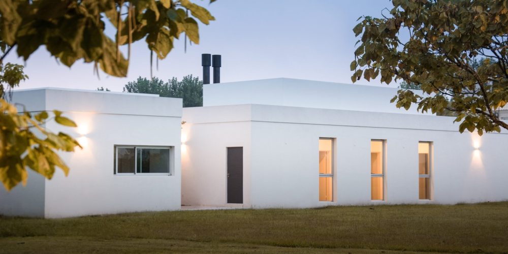 Casa SG: Una armoniosa fusión entre naturaleza y arquitectura en Luján