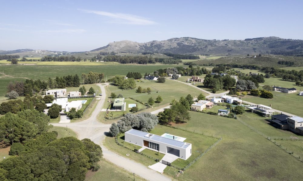 Casa PECE: Un Refugio Contemporáneo en el Corazón de Tandil