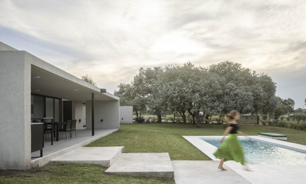 Casa PECE: Un Refugio Contemporáneo en el Corazón de Tandil