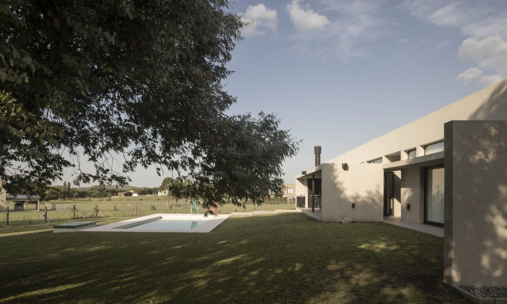 Casa PECE: Un Refugio Contemporáneo en el Corazón de Tandil