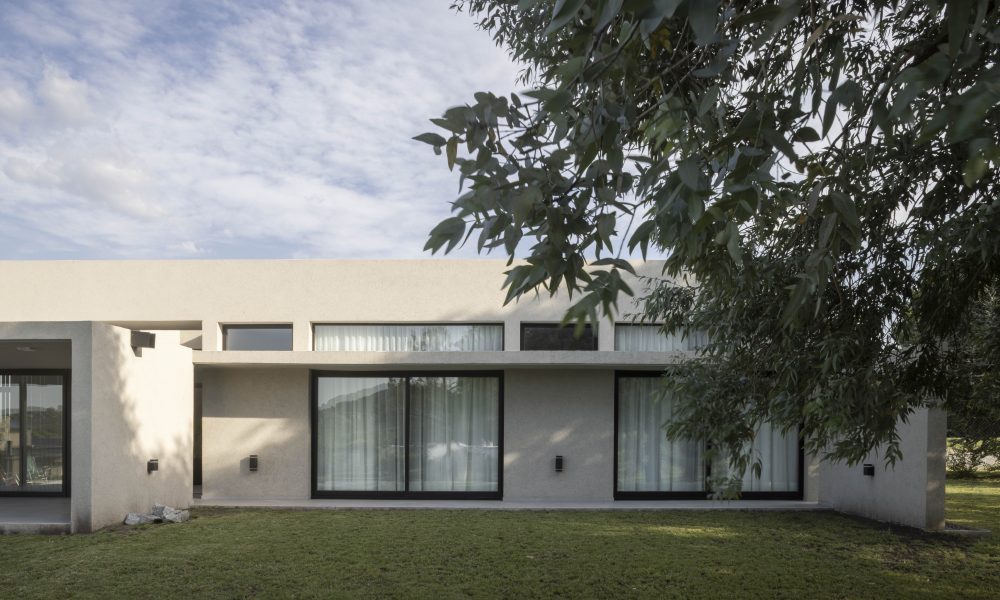 Casa PECE: Un Refugio Contemporáneo en el Corazón de Tandil