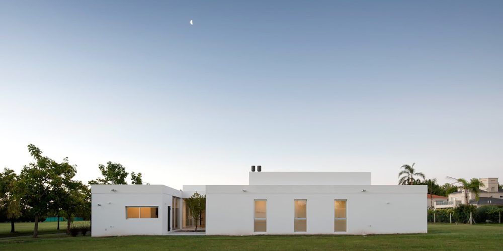 Casa SG: Una armoniosa fusión entre naturaleza y arquitectura en Luján